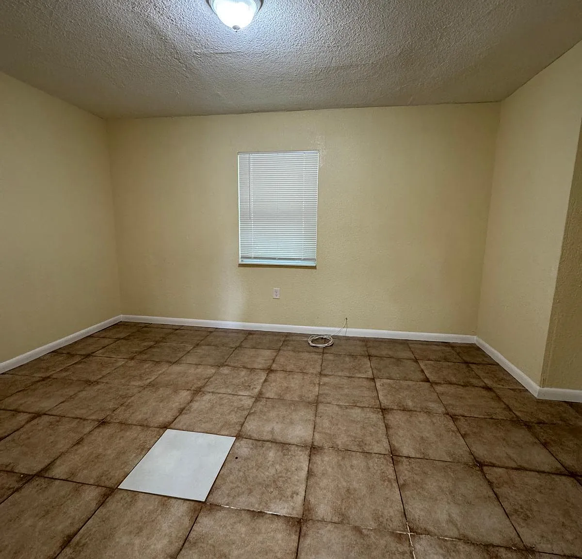 2 bed, 1.0 bath, 3246 sqft, $1,700 — Photo 3
