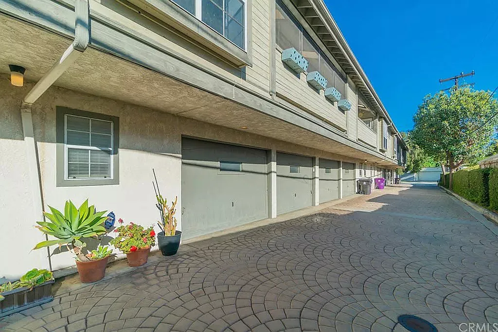 215 E Roosevelt Rd — Photo 3