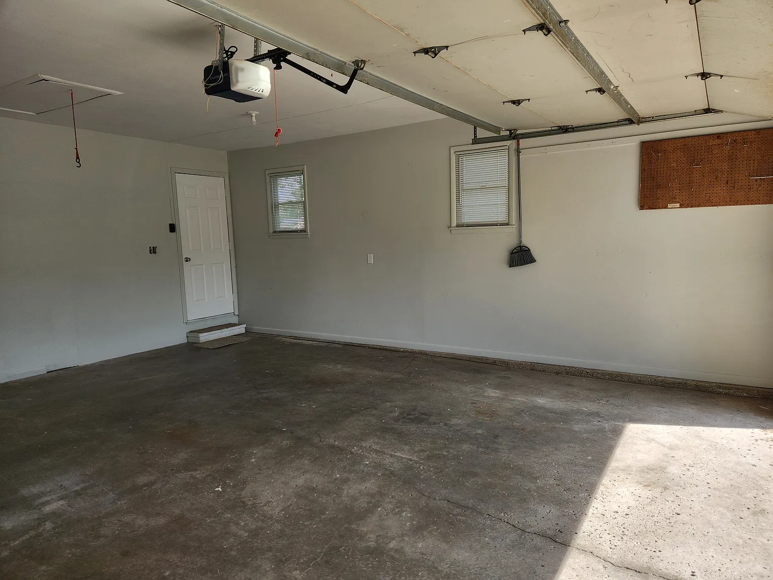 3 bed, 1356 sqft, $1,900 — Photo 2