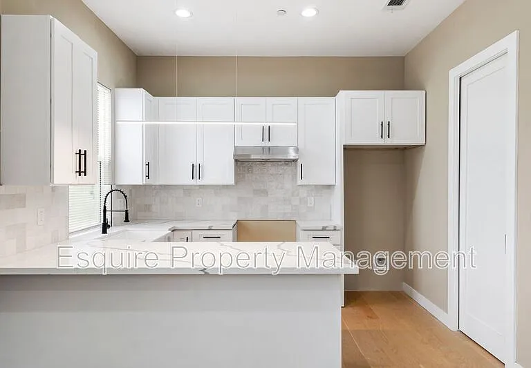549 N Carty Dr — Photo 2