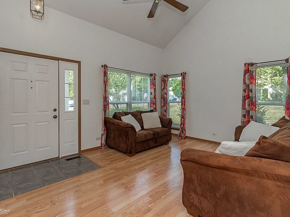 3rd image of 2400 Applewood Ln