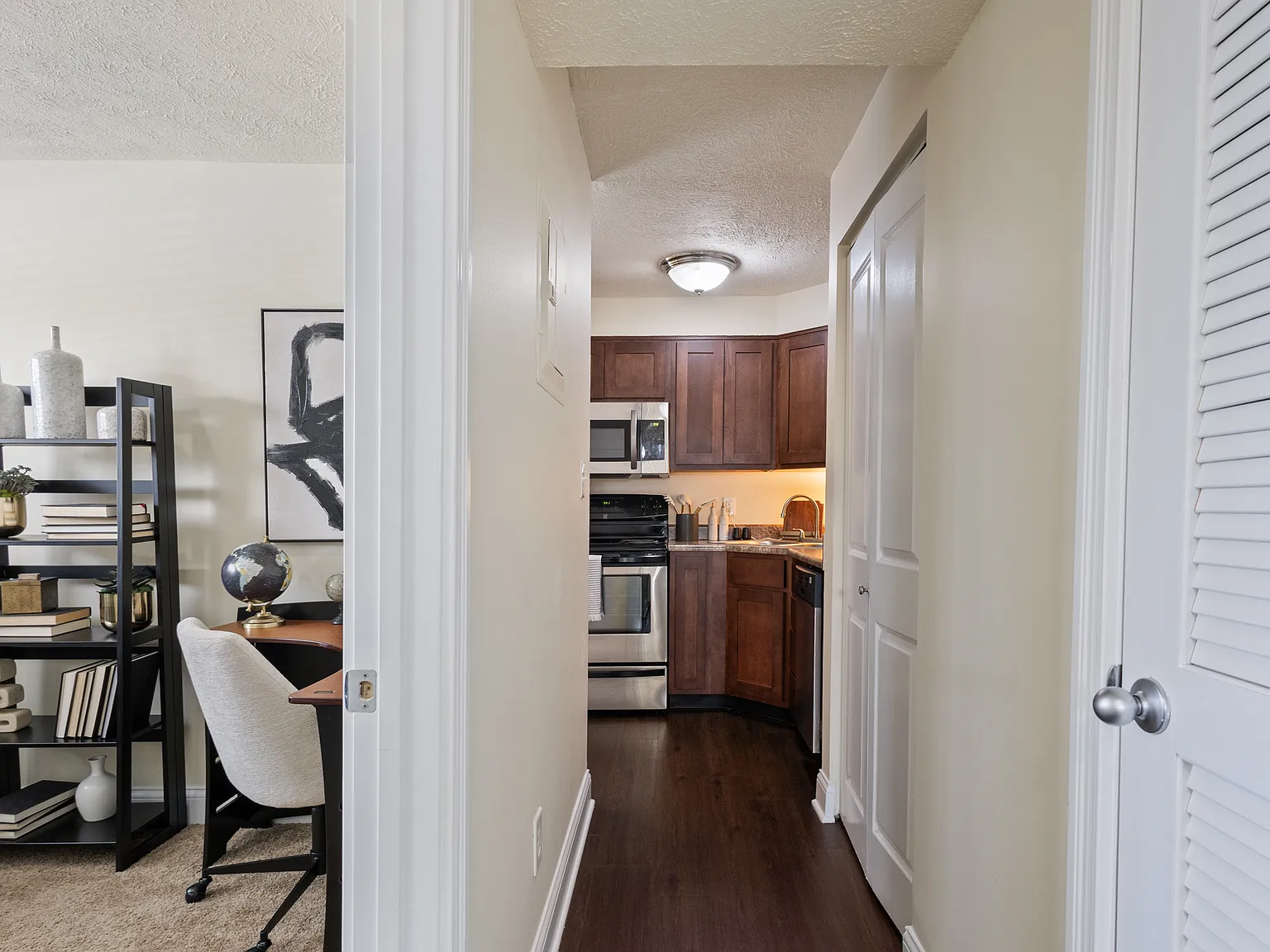 Indiana Flats and Townhomes — Photo 4