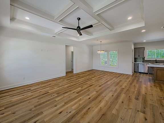 4th image of 32 Edgewater Dr