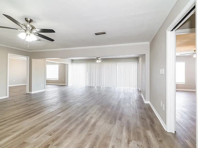 1033 Campbell Ave — Photo 4