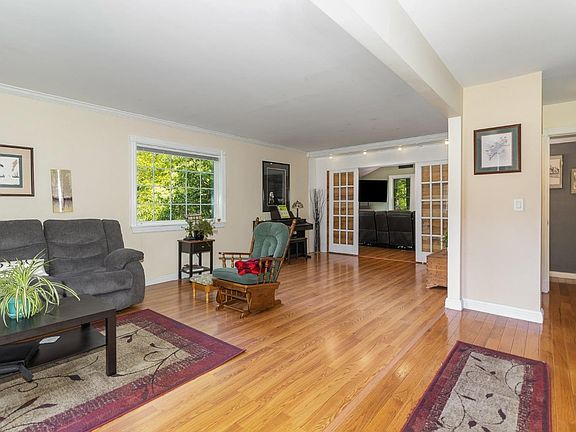4th image of 9596 Creekside Dr