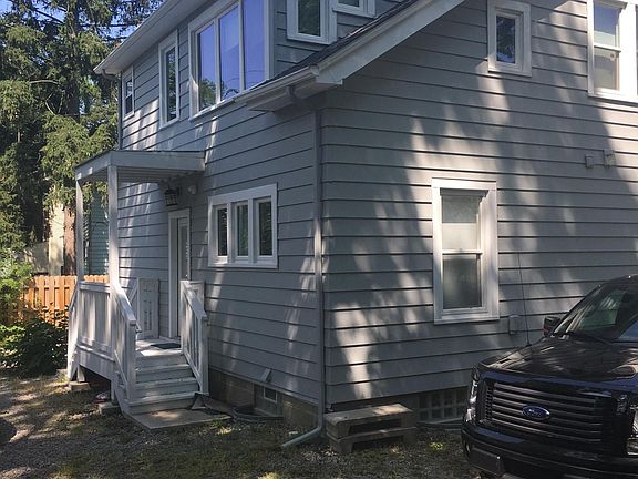 3rd image of 836 Brookwood Pl