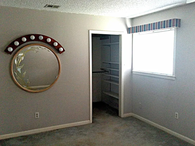 Nice Bedroom
Carpet
Large Walk in closet