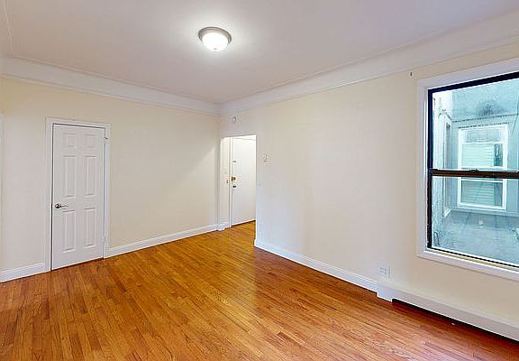 5th image of 71-73 Yellowstone Blvd #2