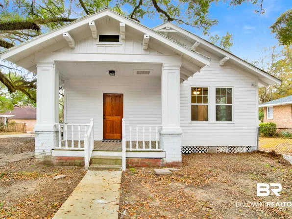 302 1st St, Chickasaw, AL 36611