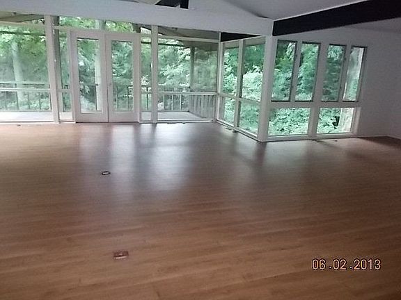 3rd image of 301 Glen Oak Dr
