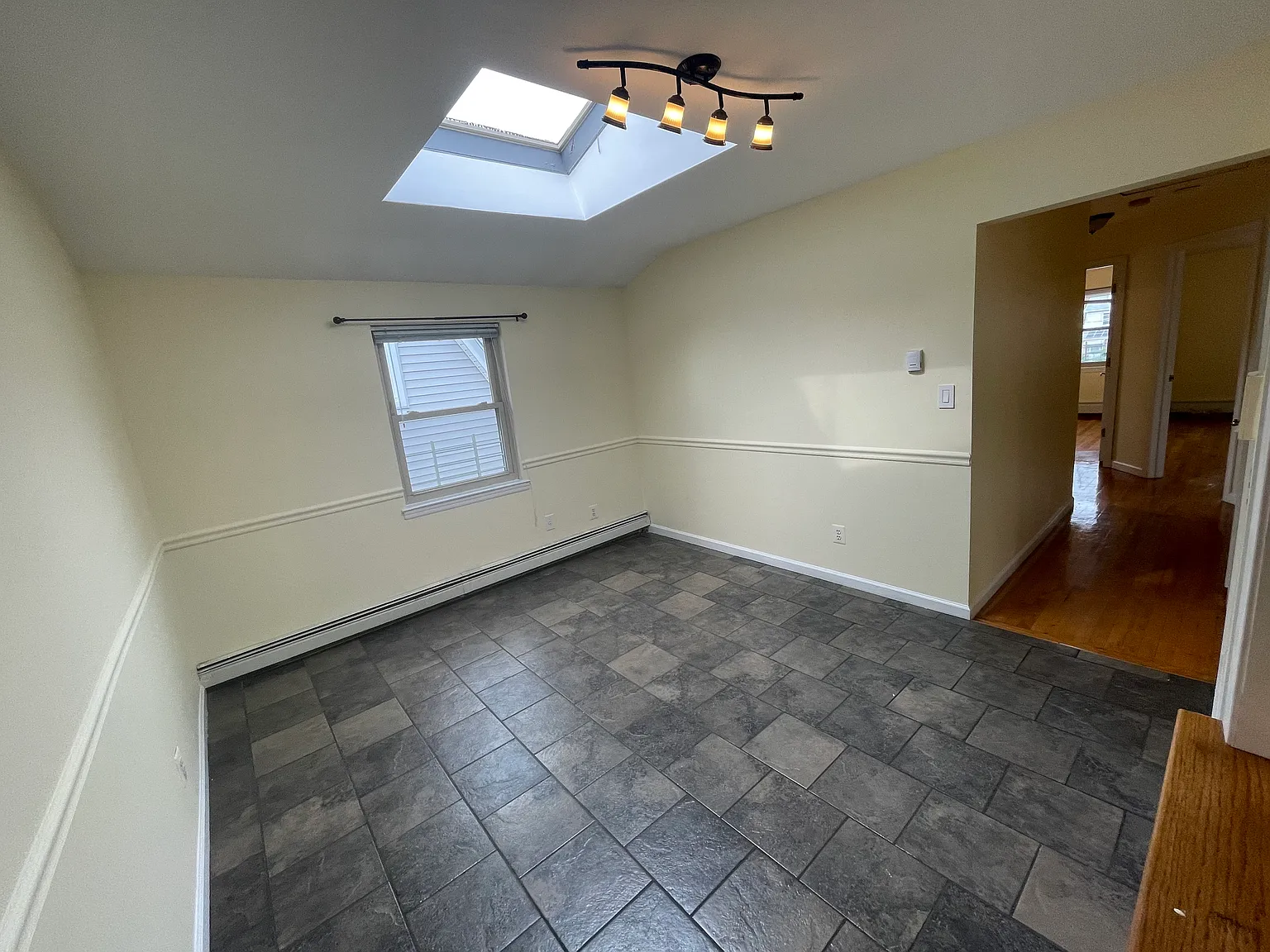 3 bed, 1.5 bath, 1300 sqft, $3,000 — Photo 3