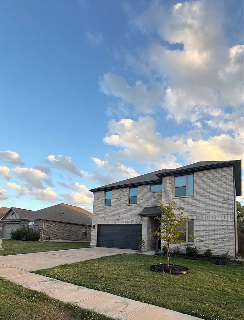 5 bed, 2483 sqft, $2,200 — Photo 3