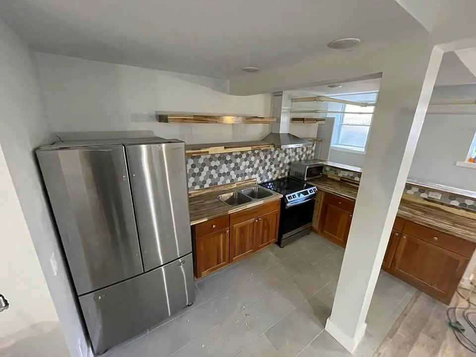 Kitchen - 168 Archibald St #1A