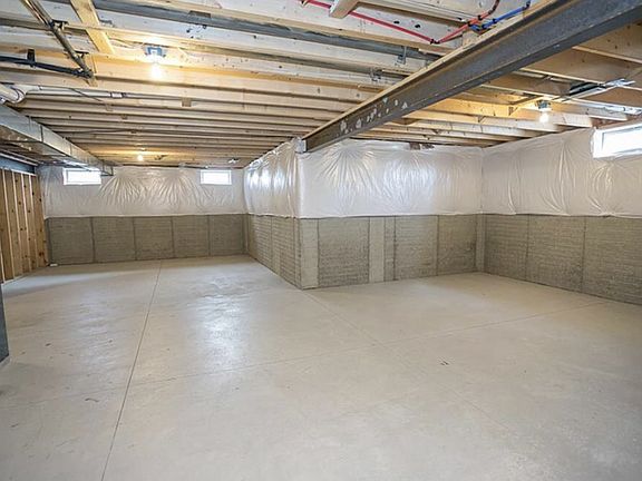 4th image of 32829 Rebecca Ln