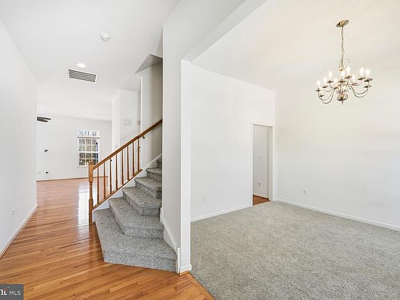 3rd image of 206 Camelot Dr