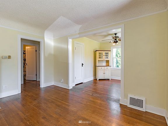 5th image of 804 W Illinois St