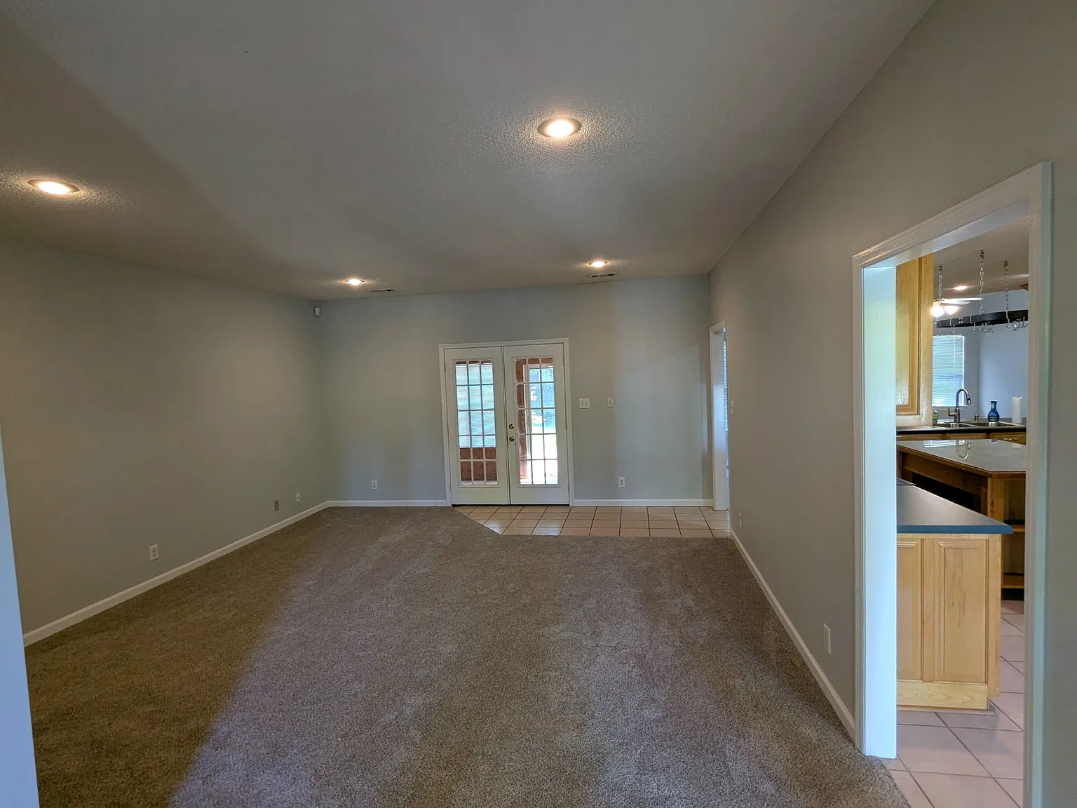 3 bed, 2.5 bath, 2498 sqft, $2,400 — Photo 3