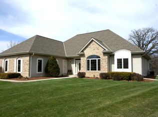 7930 S Legend Creek Ct, Franklin, WI 53132
