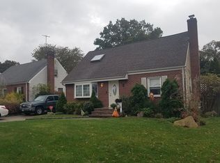 8 Wellington Rd, Merrick, NY 11566