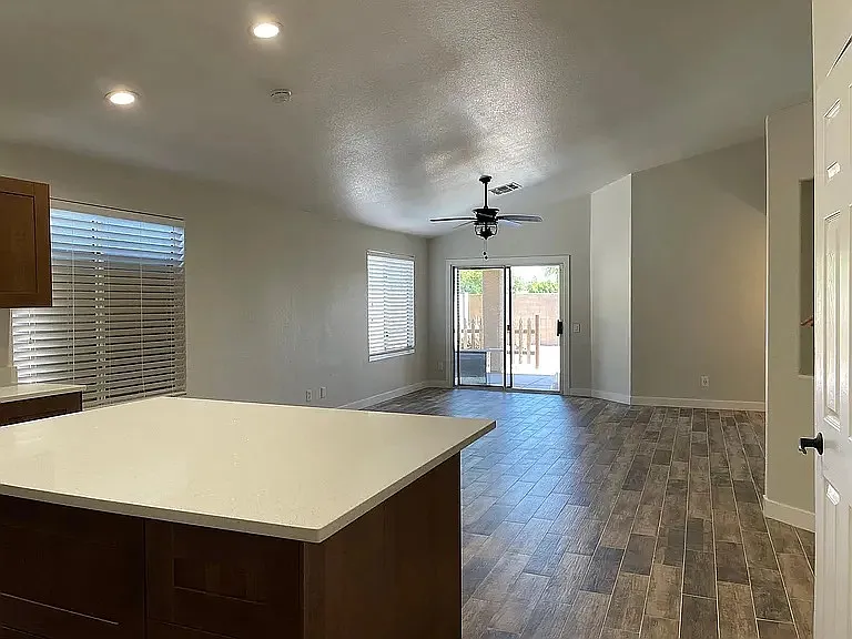 1413 W Kesler Ln — Photo 4
