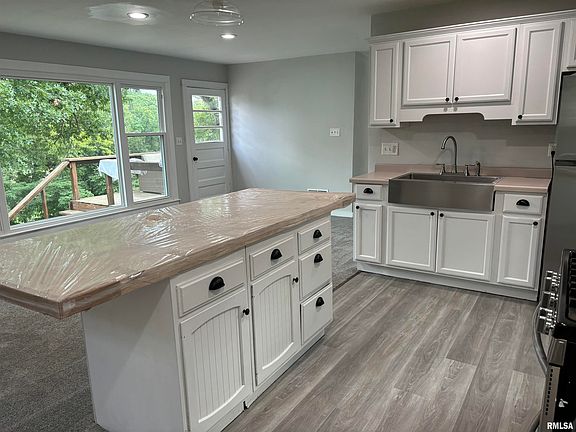 4th image of 1043 Island Ln
