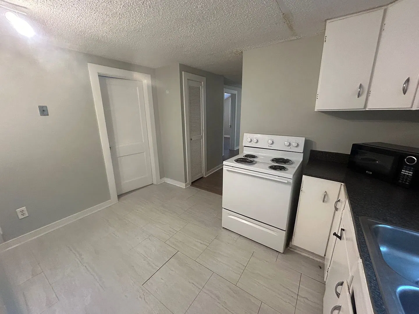 2-Bedroom Upstairs Apartment in Columbia's Rosewood Area $1,100/Month — Photo 4