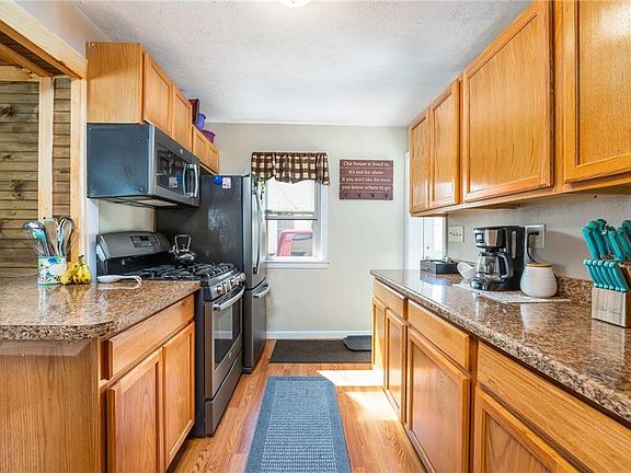 5th image of 873 E 6th St
