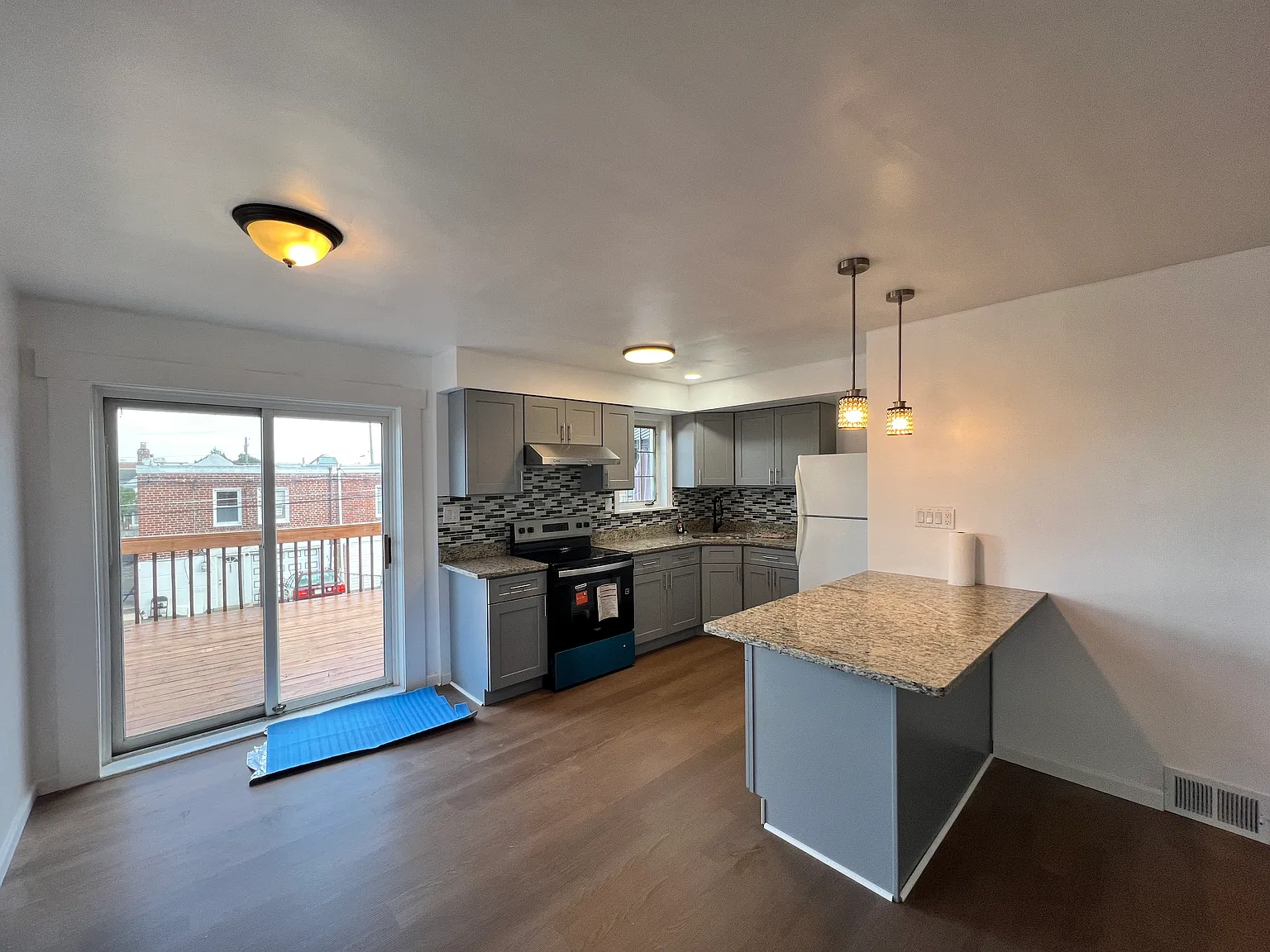 3 bed, 1404 sqft, $2,300 — Photo 3