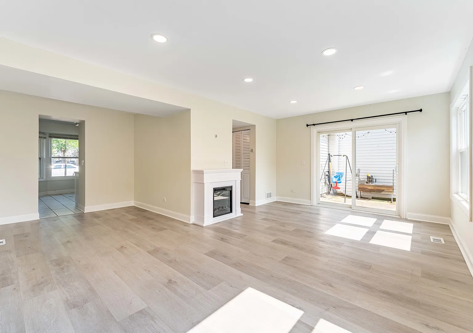 3 bed, 1.5 bath, 2700 sqft, $2,500 — Photo 4