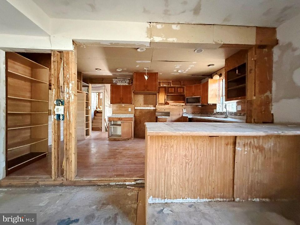10th image of 1709 Emerson Ave