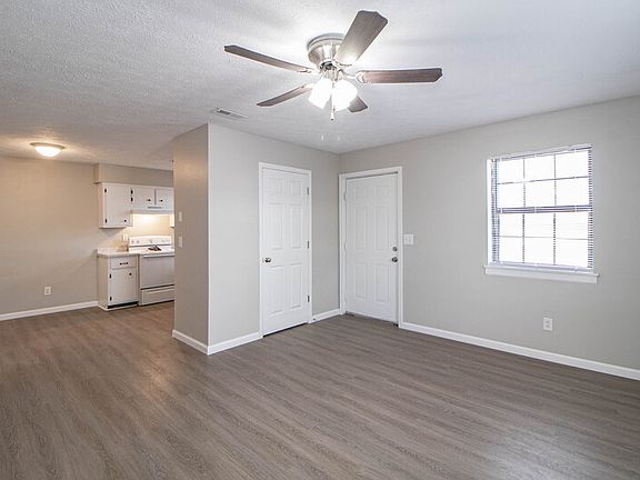 3rd image of 404-11 Thompsonville Ln