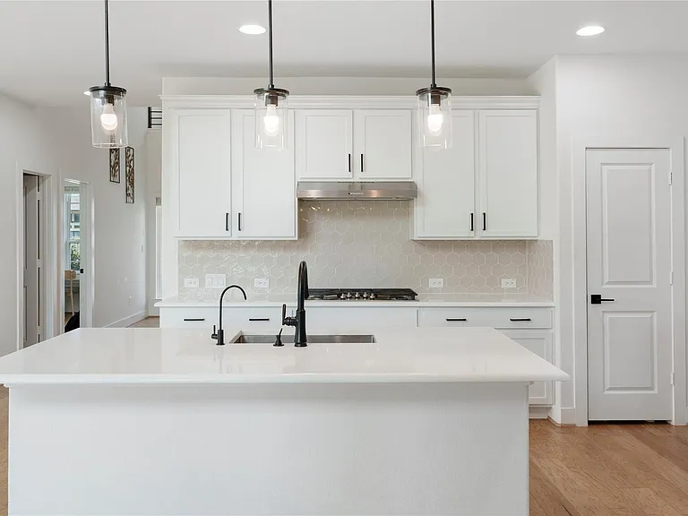 300 Hollister Dr — Photo 8
