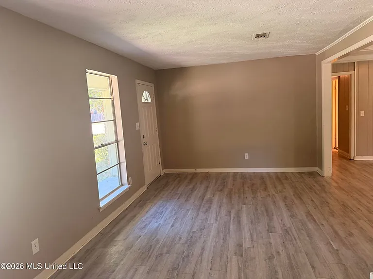 2229 Scanlon Dr — Photo 2