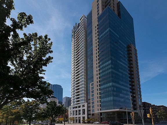 3rd image of 923 E Kilbourn Ave Unit 402
