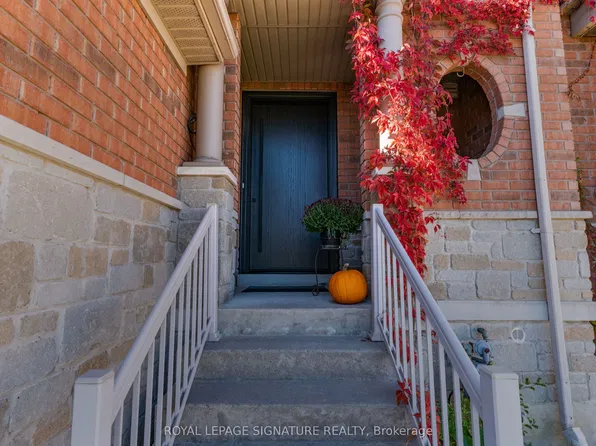 82 Loire Valley Ave, Vaughan, ON L4J 8V9