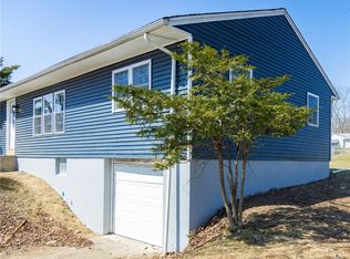 11 Cresthaven Dr, New Windsor, NY 12553