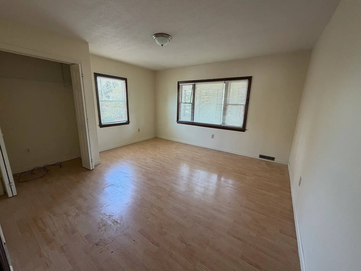 3 bed, 900 sqft, $1,900 — Photo 3