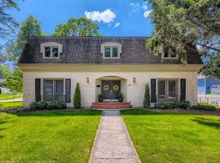 210 Grandview Ave, Glen Ellyn, IL 60137