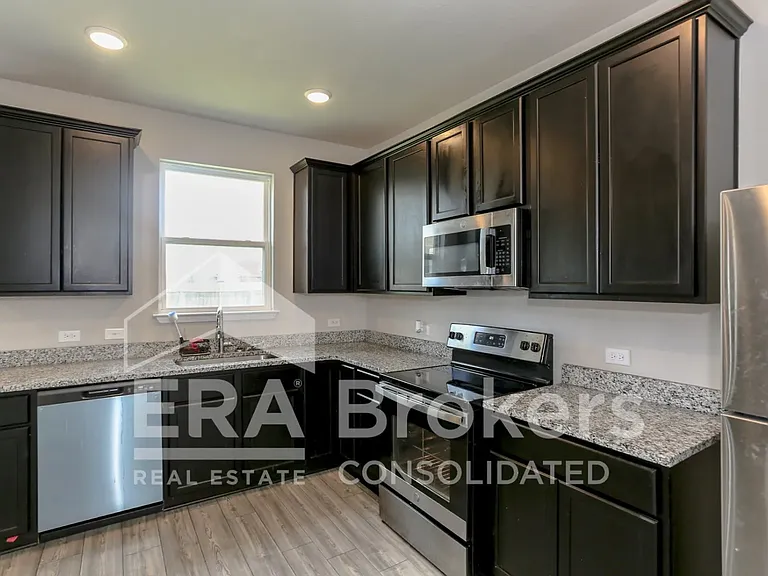 909 Clanton Cv — Photo 7