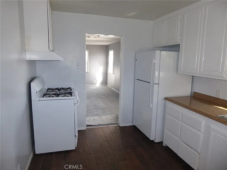 862 E H St — Photo 10