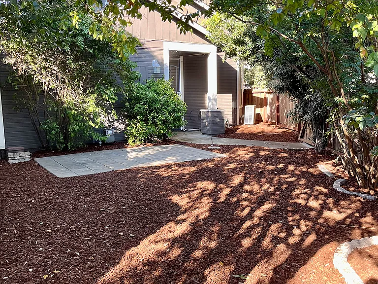 2460 Halsey Cir — Photo 3