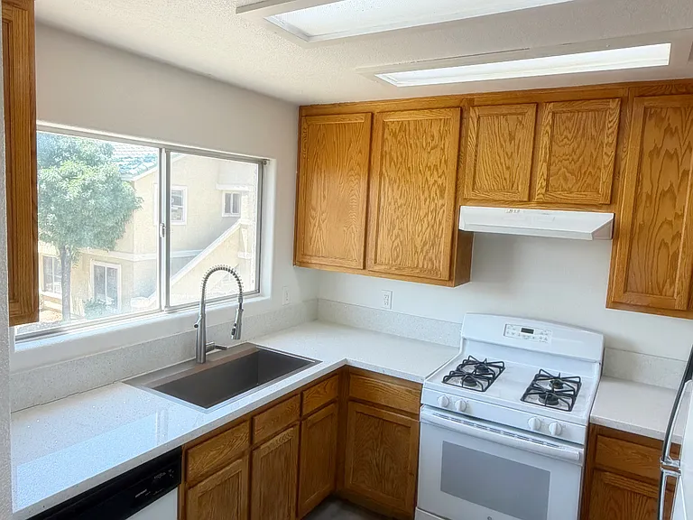 1551 Linnbaker Ln — Photo 4