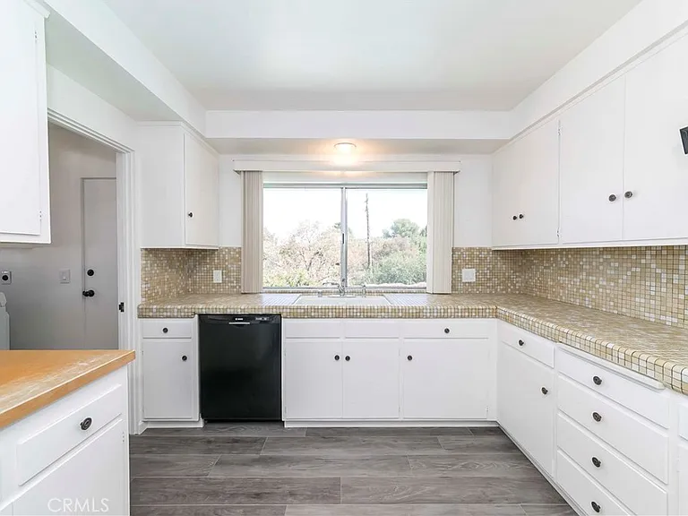 4610 Rockbluff Dr — Photo 8