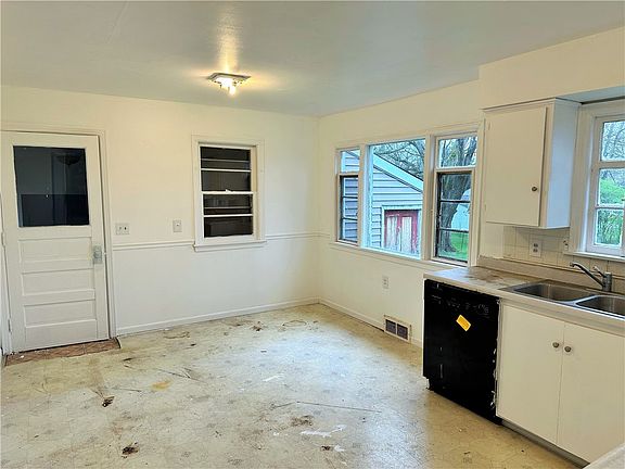 5th image of 390 S Crescent Dr