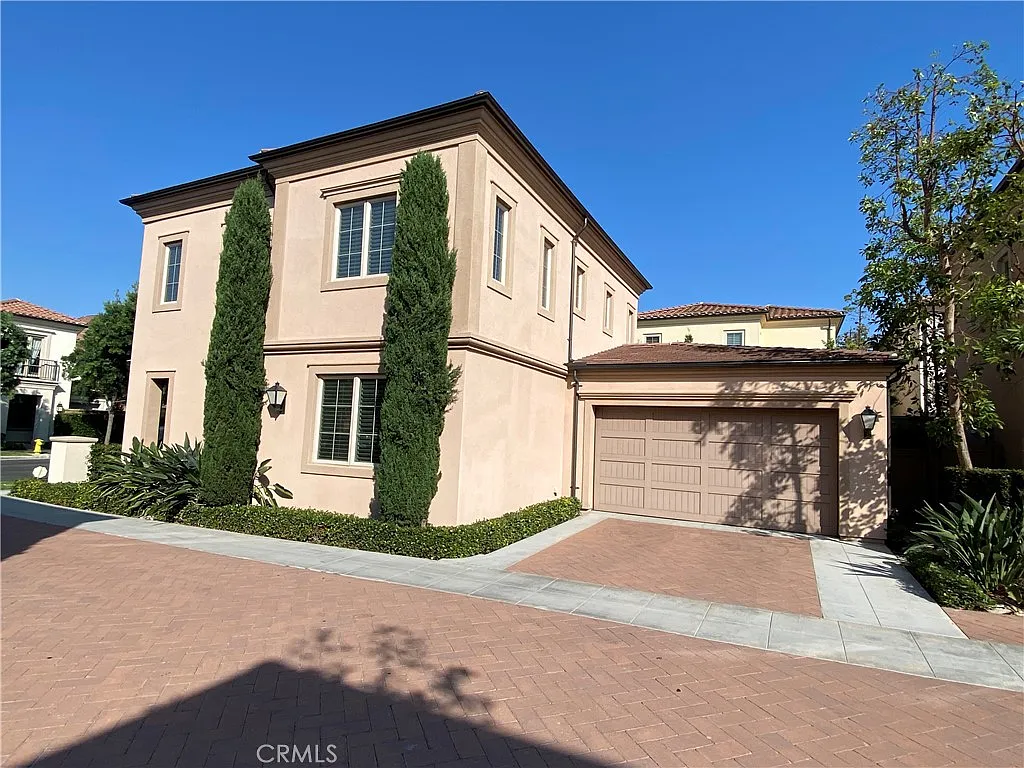 4 bed, 2400 sqft, $5,600 — Photo 2