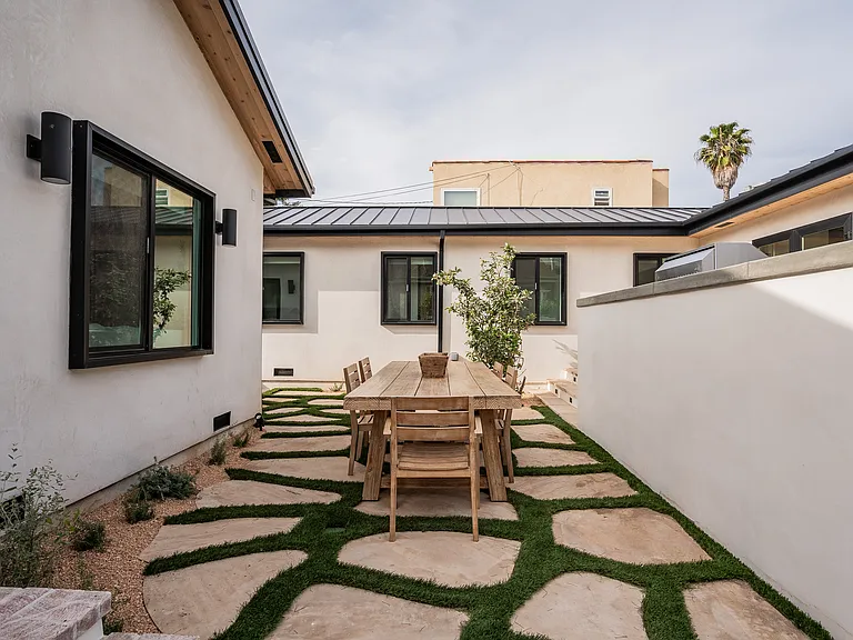 8417 Holy Cross Pl — Photo 33