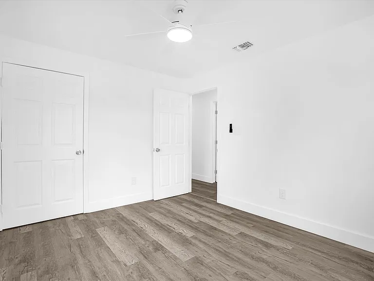 1730 Avenue C NE — Photo 6