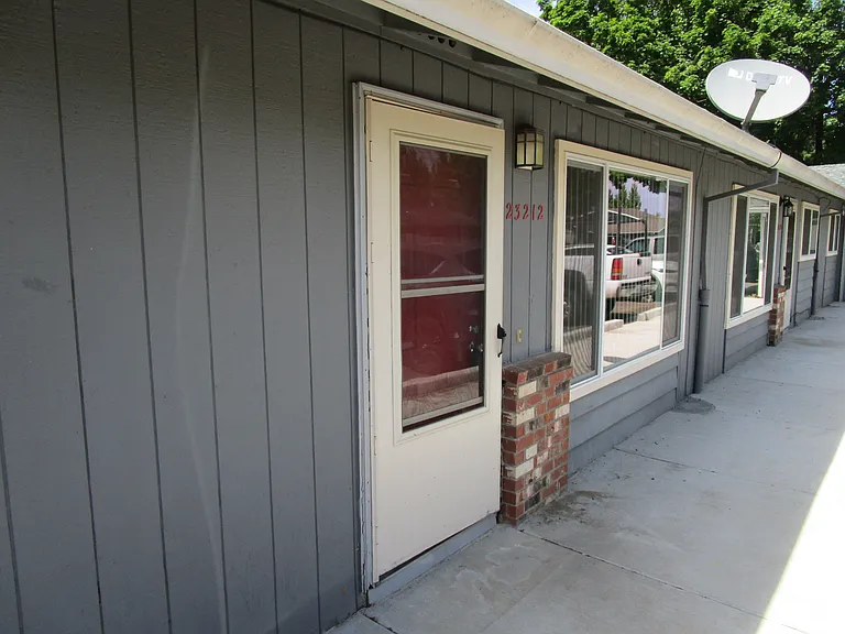 23212 NE Halsey St — Photo 2