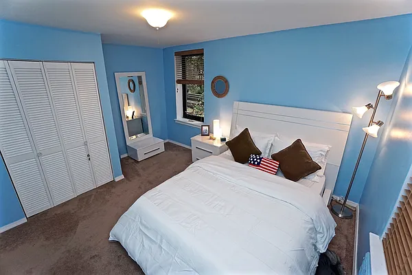 Sold by Bizzarro Agency | media 4