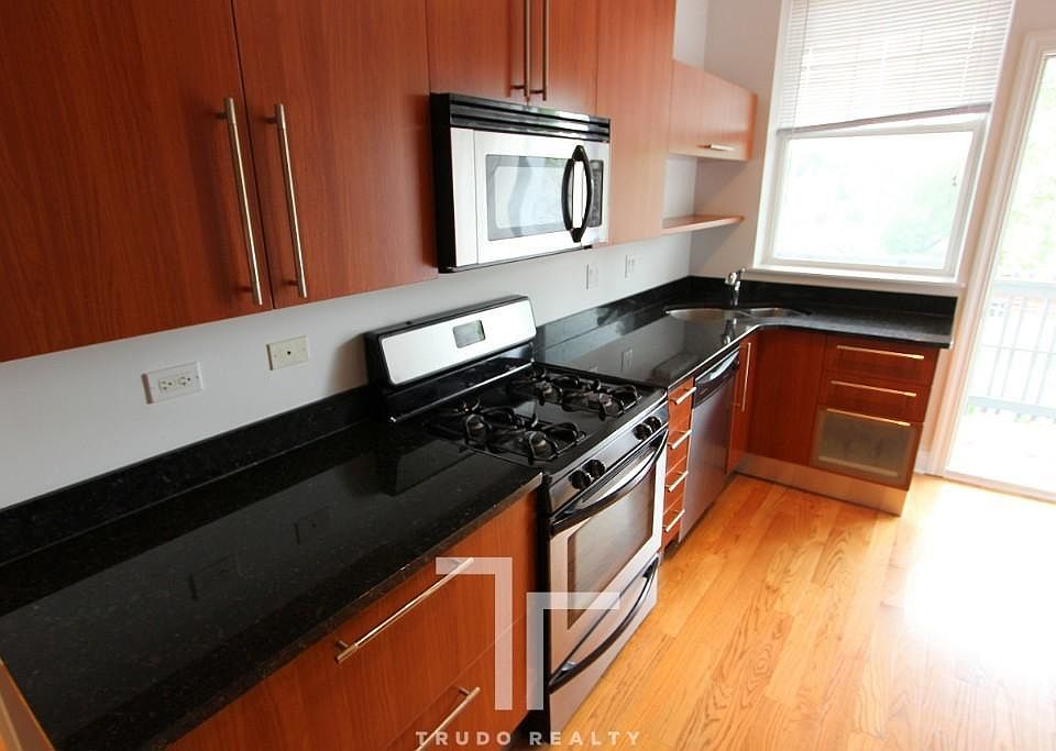 1st image of 3410 W Sunnyside Ave #3F